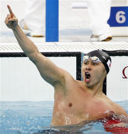 北京オリンピックにて金メダル獲得した北島康介の画像。